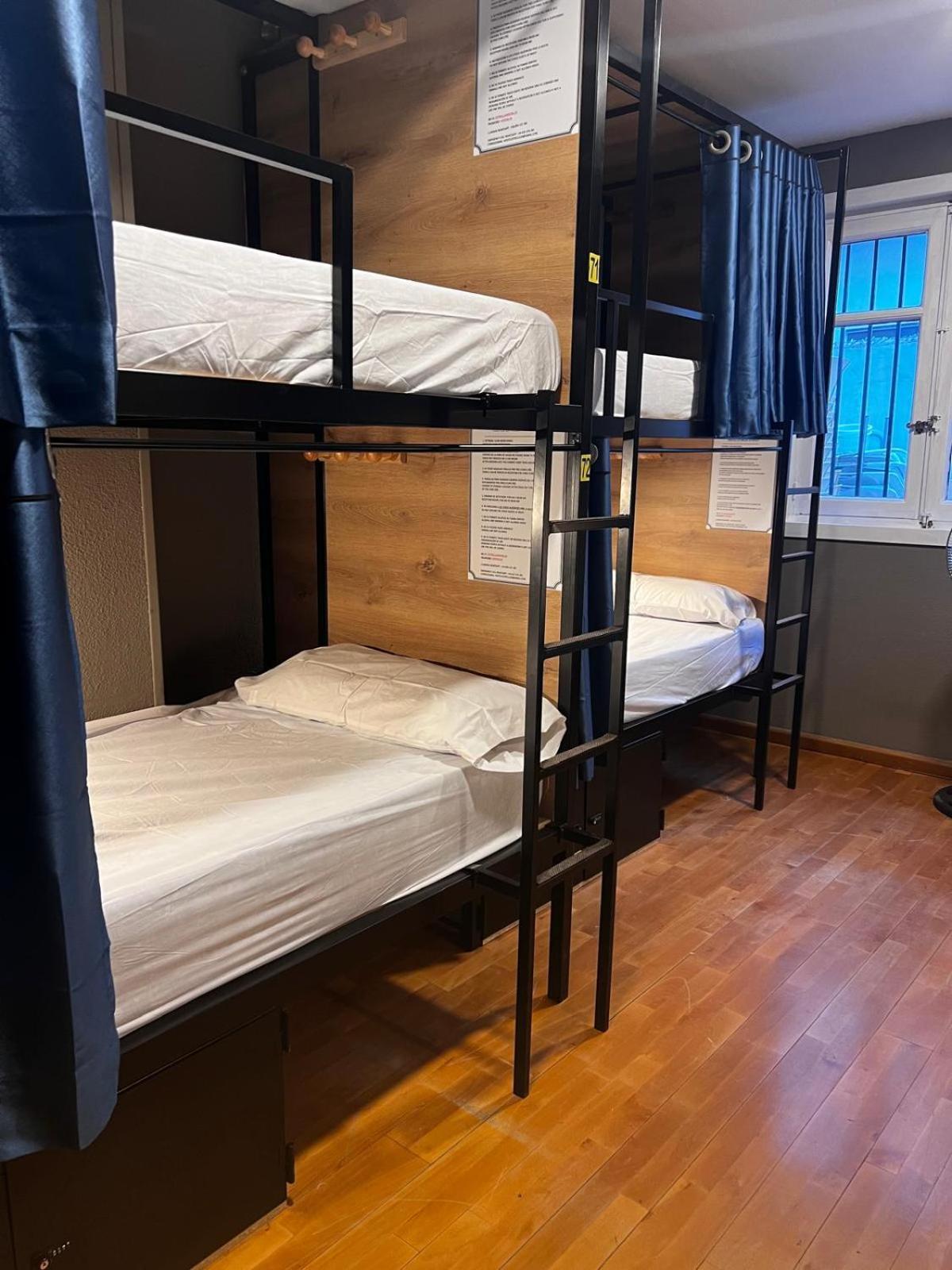 Hostel Estrella 20 Madrid Buitenkant foto