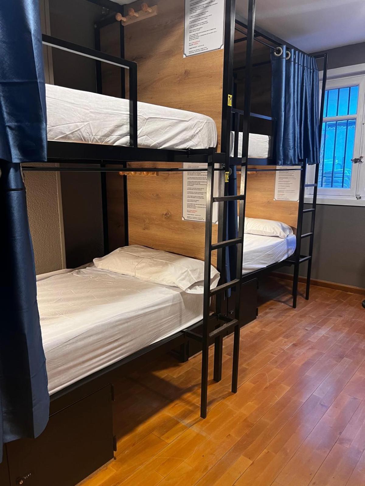 Hostel Estrella 20 Madrid Buitenkant foto
