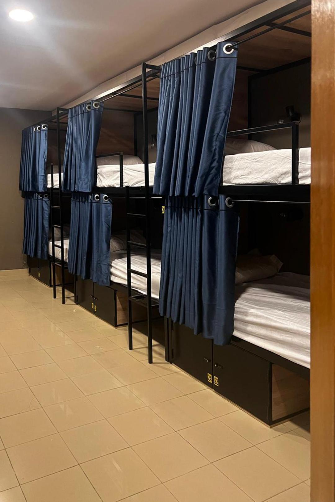 Hostel Estrella 20 Madrid Buitenkant foto